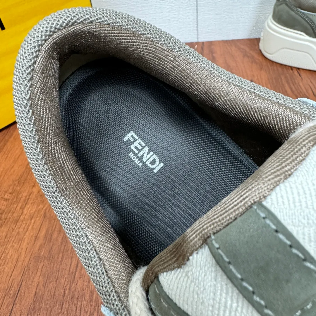 Batch 780 FENDI/FENDI Force men's sports shoes, new thick-soled lightweight lace-up low-top shoes at the counter, made of white full-grain leather and white and brown smooth leather, with padded elements. Brown FF jacquard and yellow technical fabric details. Lightweight, thick white sole with FF graphic details on the toe and heel. Main body of pebbled soft cowhide with Nappa calfskin. Contrasting color multiple composite splicing, extremely modern and youthful, webbing style lace-up hole design, multiple injection molded brand logo plastic modules on the toe, and embroidered FF logo on the side, heavy craftsmanship, full of details, super high quality control and fine workmanship! Full mesh breathable lining, ultra-light TPR foam rubber; molded outsole, lightweight and versatile, non-slip and wear-resistant! Comes with full packaging! Size: 39-40-41-42-43-44 Leather shoe size (can be customized, 38.45 cannot be returned or exchanged) Item No.: 7E1728 Gray Green